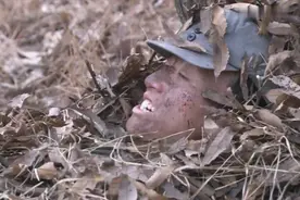 士兵受伤后就地潜伏，用树叶伪装自己，独自一人灭了一整支日军！视频封面