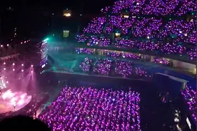 许嵩演唱会演唱《素颜》，现场万人大合唱，网友泪目：这是青春啊视频封面