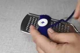 旧毛线还能这样利用，随便绕几圈也太漂亮啦，缝鞋子衣服都好看