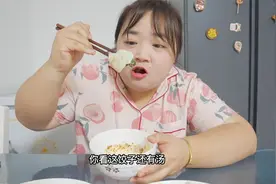 郭北鼻求教包饺子秘方，肉馅堪称肉丸还带汤汁，这才是妈妈的味道视频封面