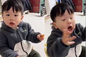 2岁萌娃首次吃辣条 辣到浑身颤抖话都说不利索，一句话引爆笑视频封面