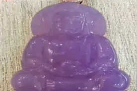 资深翡翠玩家收藏一块玻璃种冰春翡翠原石，你猜价值几何？视频封面