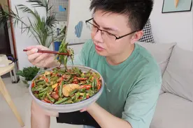 买了5斤板油熬猪油，用剩下的油渣炒个辣椒吃，满满的童年味道