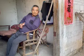他72岁没老婆没孩子，寸步难行十几年，每天坐门口度日