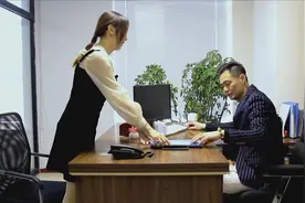 搞笑：年轻女子去沈阳某公司面试，土老板说要娶女子当老婆视频封面