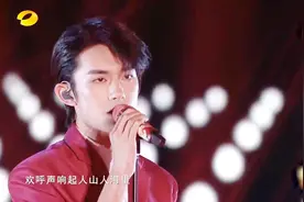 2020跨年晚会第三弹，易烊千玺献唱冷静与热情，忧郁气质太帅了吧视频封面