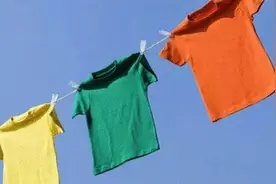 衣服上总有难闻的汗臭味？洗衣时多做这一步，洗完衣服清香又柔软视频封面