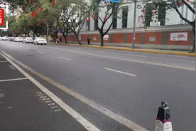 成都中心城区196条街道设禁停黄线 违者罚款100元记3分视频封面