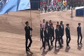 山东高校运动会开幕式，被举旗男生惊艳到后，镜头一转全场沸腾视频封面