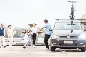 假期自驾游，5座车坐4个大人和两孩子，算超载吗？交警这样回答视频封面