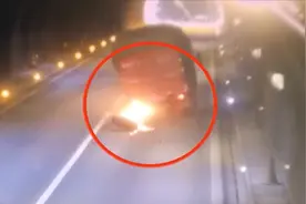 1.58吨核载货车实载10.6吨，行驶过程中侧翻，轮胎被压火星四溅视频封面