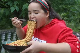 苗大姐炒杂酱面，比脸盘子还大的碗都不够吃，奇味无比的好