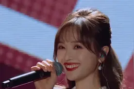 吴宣仪演唱《爱你在心口难开》，嗓音甜美，少女感十足视频封面