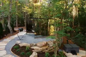 只看一眼就心动的家——森林里的玻璃木屋视频封面