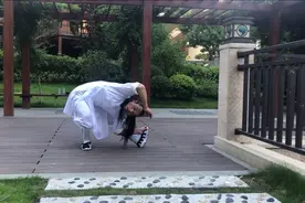 摆腿，正压腿、侧压腿正确方法，动作标准，最好用头触碰脚尖