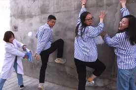 搞笑剧：精神病人偷跑被抓，院长登记名字，不料名字都跟车标有关视频封面
