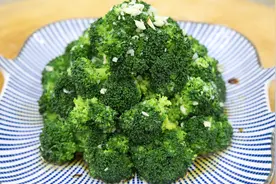 凉拌西兰花怎么做翠绿不发黄，很多人都做错了，大厨分享正确做法视频封面