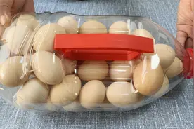 空油桶如何装鸡蛋？60岁奶奶教我一招，方法简单一眼就会，厉害了