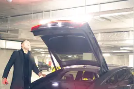 夜晚开奥迪A7进停车场，按下钥匙打开后备箱，才知道有多尴尬！