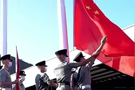 香港警长将中式步操教给新一代港警：正步走，每一步都更靠近祖国视频封面