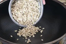 把燕麦片倒入锅中，炒一炒，瞬间变美味，这做法头一次见，真厉害