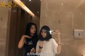 终于明白女孩们为啥总喜欢在厕所拍照了，因为有味道才能吸引人啊视频封面