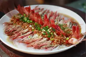 108买两斤黑虎虾，做一份蒜蓉“开背虾”蒜香浓郁，一口一个