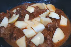 经典家常菜"土豆炖排骨"这种做法简单又实用、又学了一道硬菜视频封面