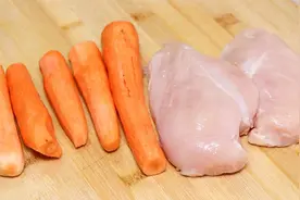 胡萝卜搭配鸡胸肉，简单一做，鲜嫩入味，我家一周吃5次，特别香