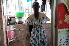 周末放假，约闺蜜逛班尼路专卖店，全场五折，老公闺女一人买两件视频封面