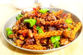 2斤鸡肉4两麻花，教你一个超级下饭的吃法，好吃到你不想放下筷！视频封面