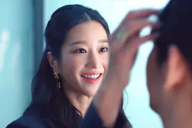 8块腹肌硬汉遭“女魔头”反撩，女人只要保养好，腹肌奶狗随便找