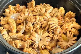 教你砂锅焗生肠怎么样做才好吃，出锅鲜香美味，口感爽脆视频封面