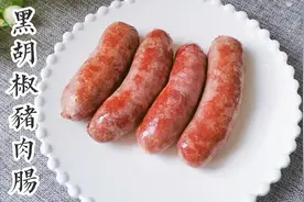 咬一口就爆汁的黑胡椒猪肉肠，教您在家做，皮脆肉嫩无添加，好吃