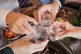 领导让你敬酒，别只会说我干了您随意，看看高手是怎么说的视频封面