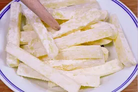 土豆切成条放冰箱里，真厉害，老保姆教我的拿手绝活，上桌就抢光