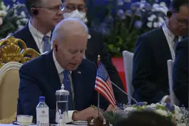 东盟峰会上当着东道主柬埔寨首相的面 拜登:感谢哥伦比亚首相……视频封面