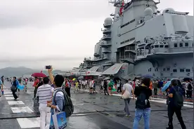 17年辽宁舰香港开放日，甲板合影留念的场面，看着依然振奋人心！