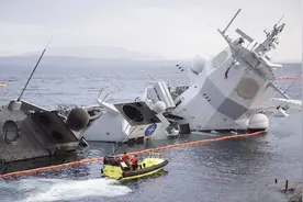 被三万吨航母意外撞沉，美军千吨战舰参加军演，事后86名水兵失踪视频封面