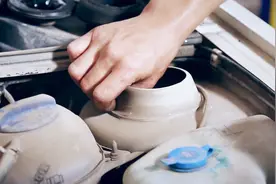 汽车过颠簸路段时有异响？是这里出问题了，用这个方法让异响消失视频封面