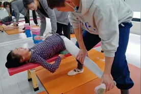 6岁女孩第一次开腿，被老师强制拉伸高难度一字马，痛感难以想象视频封面