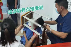 “看你还恶不恶作剧！”熊孩子头被卡凳子，消防员叔叔忙解救视频封面