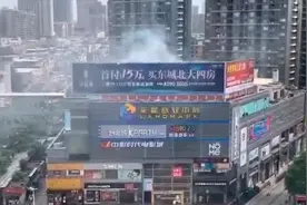 东莞一商业中心突发火灾，现场浓烟滚滚，消防通报：无人员伤亡视频封面