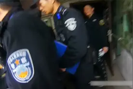 警方救助无家可归男子 竟揭开一段10年的心酸故事视频封面