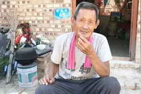农村63岁大爷独自生活，为啥说要在地上打滚？听听大爷咋说的视频封面