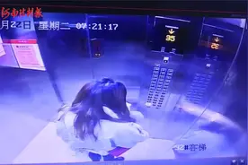 电梯极速下坠，美女教科书式自救！视频封面