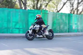 16L容积大油箱，双缸水冷发动机，奔达首款单摇臂街车视频封面