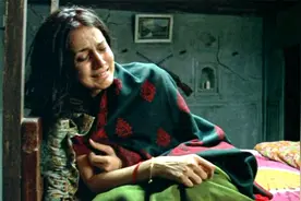 在重男轻女的印度，女人活着就是一种屈辱，生出来女婴还要被淹死视频封面