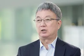 经济学家朱民：俄乌战争是美元弱化的致命转折点视频封面