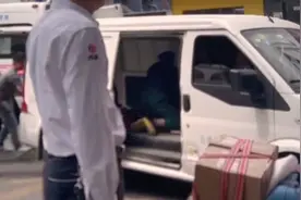 深圳一快递小哥心跳骤停，医务人员跪在货车上抢救